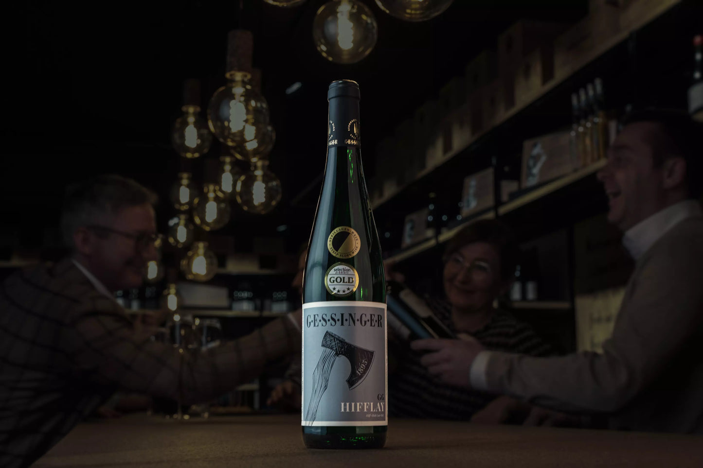 Zeltinger Sonnenuhr Hifflay Riesling Grosses Gewächs vom Weingut A. Gessinger auf dem Tisch in der dunklen Vinothek Hauser.