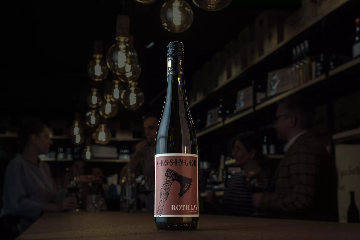 Zeltinger Sonnenuhr Rothlay Riesling Spätlese vom Weingut A. Gessinger auf dem Tisch in der dunklen Vinothek Hauser.