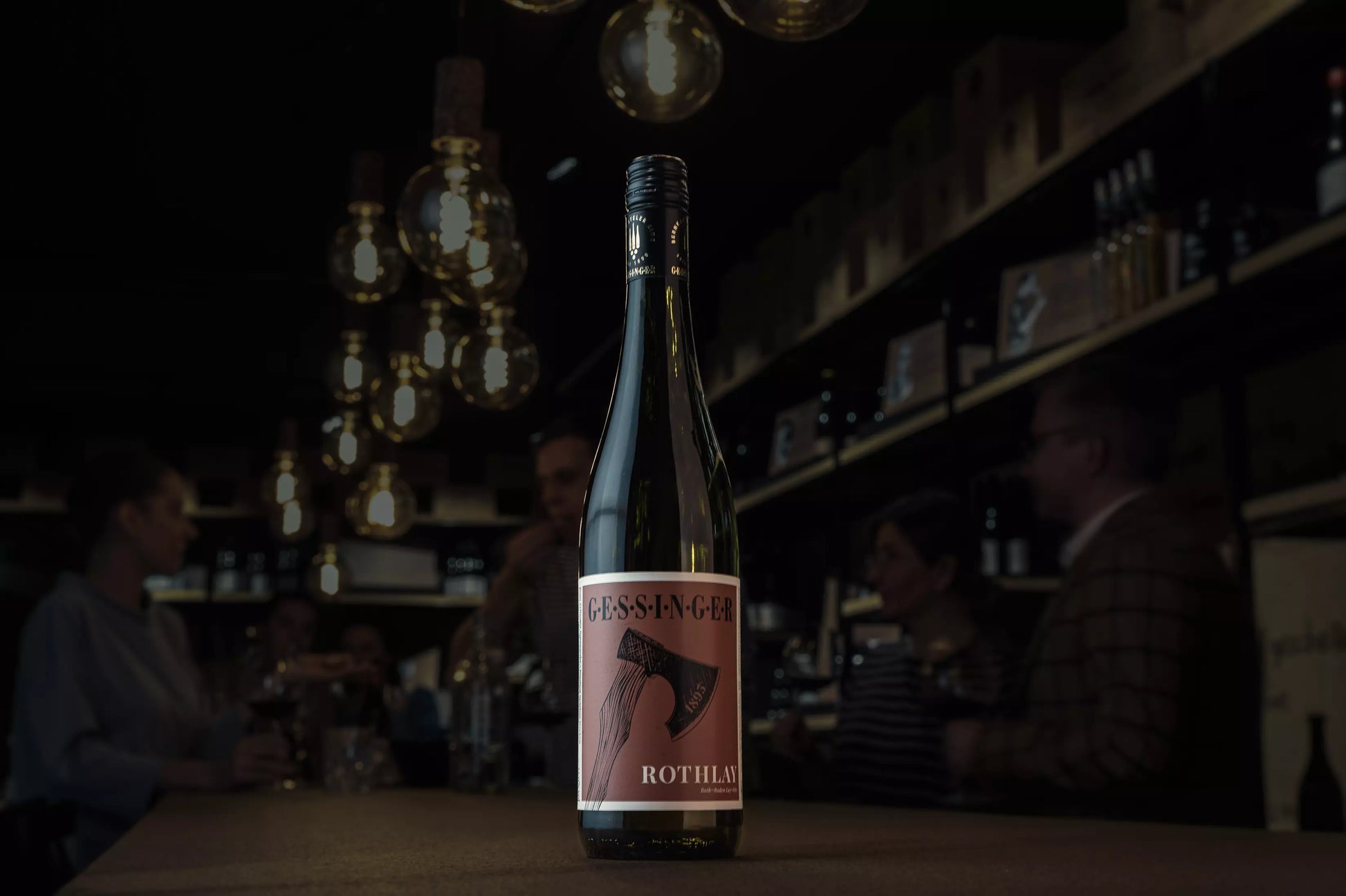 Zeltinger Sonnenuhr Rothlay Riesling Spätlese vom Weingut A. Gessinger auf dem Tisch in der dunklen Vinothek Hauser.