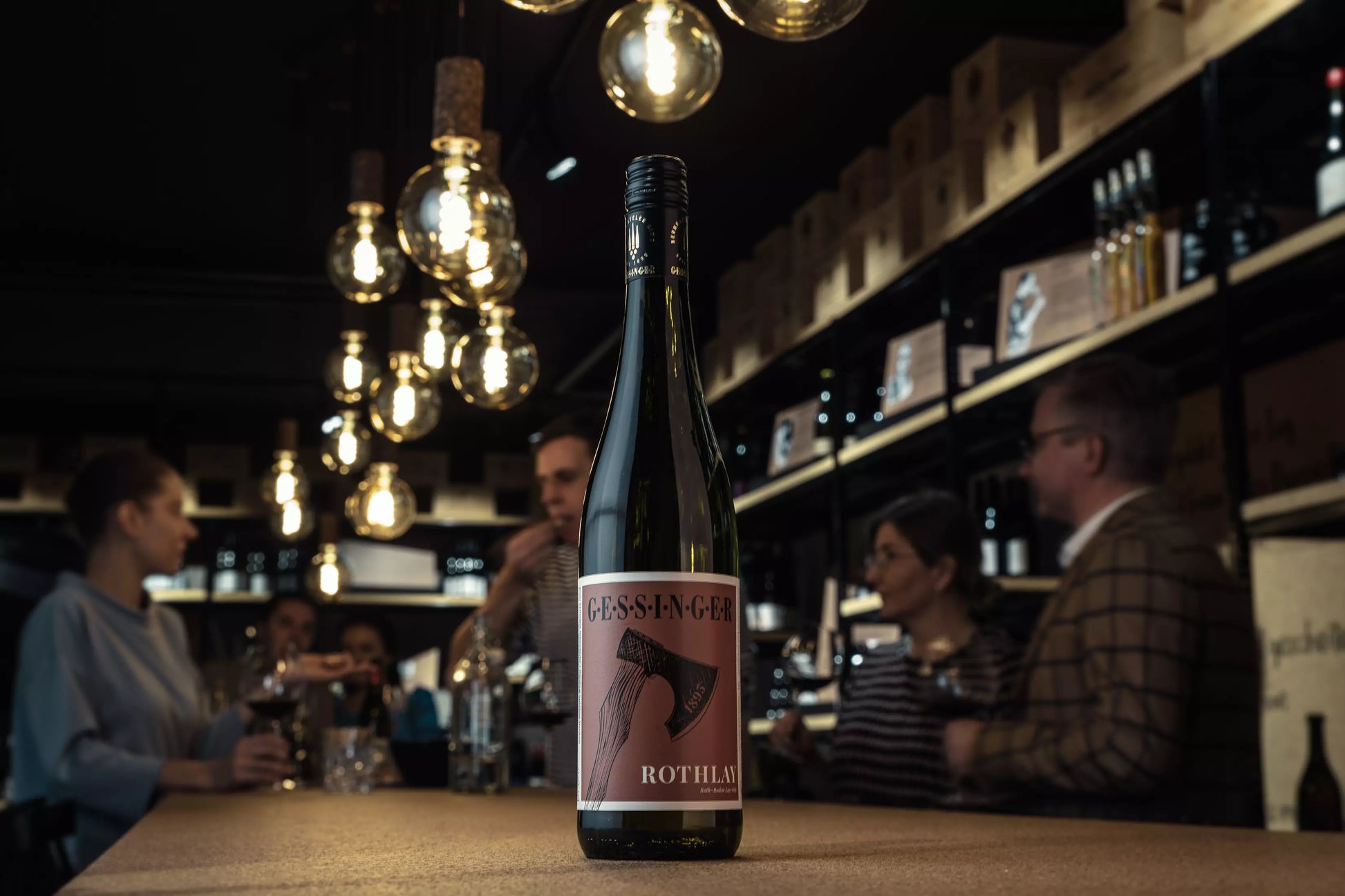 Zeltinger Sonnenuhr Rothlay Riesling Spätlese vom Weingut A. Gessinger auf dem Tisch in der Vinothek Hauser.