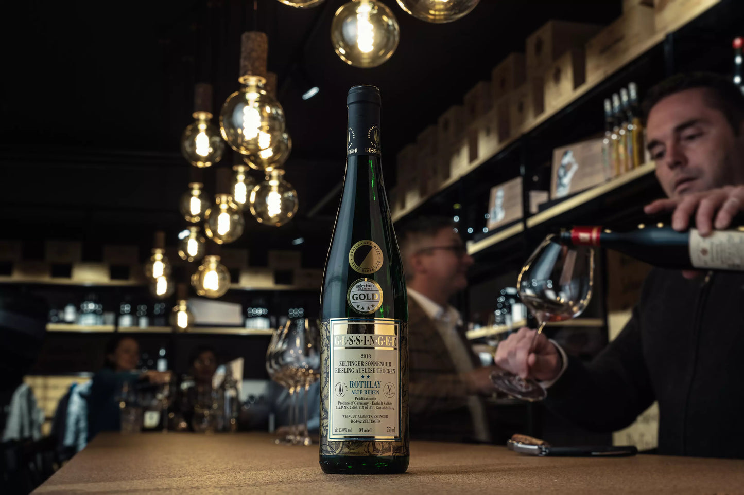 Zeltinger Sonnenuhr Riesling Auslese trocken vom Weingut A. Gessinger in der Vinothek Hauser auf dem Tisch.