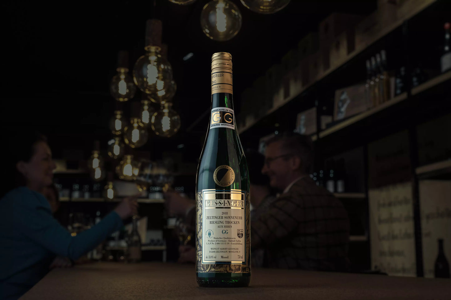 Zeltinger Sonnenuhr Riesling Grosses Gewächs vom Weingut A. Gessinger auf dem Tisch in der dunklen Vinothek Hauser.