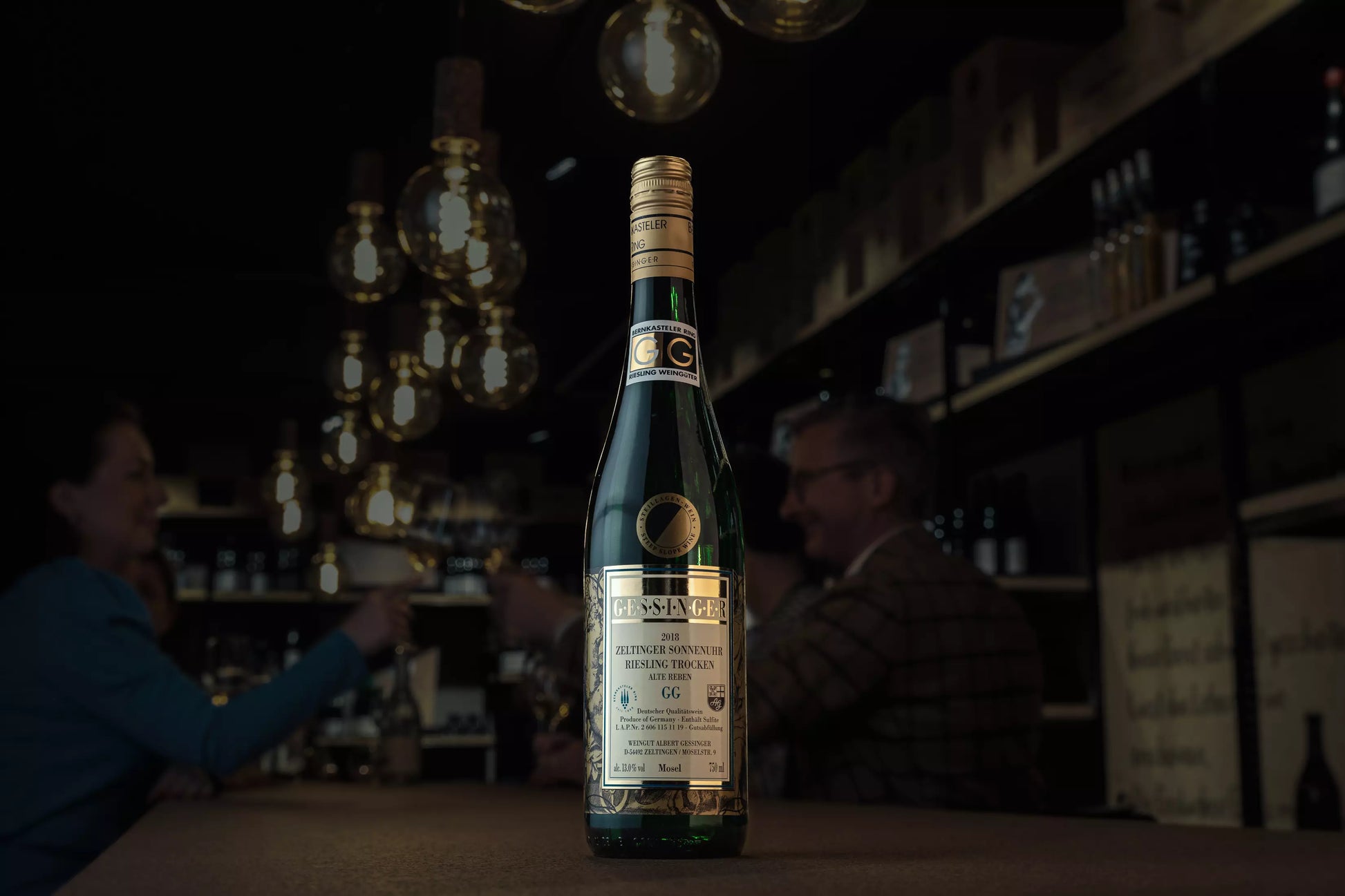 Zeltinger Sonnenuhr Riesling Grosses Gewächs vom Weingut A. Gessinger auf dem Tisch in der dunklen Vinothek Hauser.