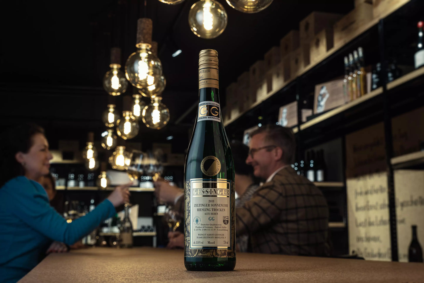 Zeltinger Sonnenuhr Riesling Grosses Gewächs in der Vinothek hauser auf dem Tisch.