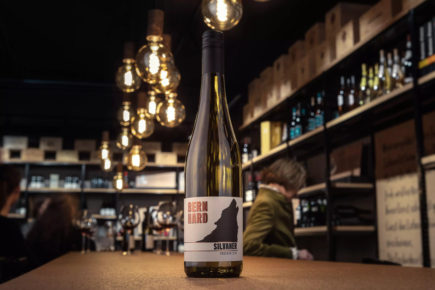 Flasche Silvaner vom Weingut Bernhard auf dem Tisch in der Vinothek Hauser.