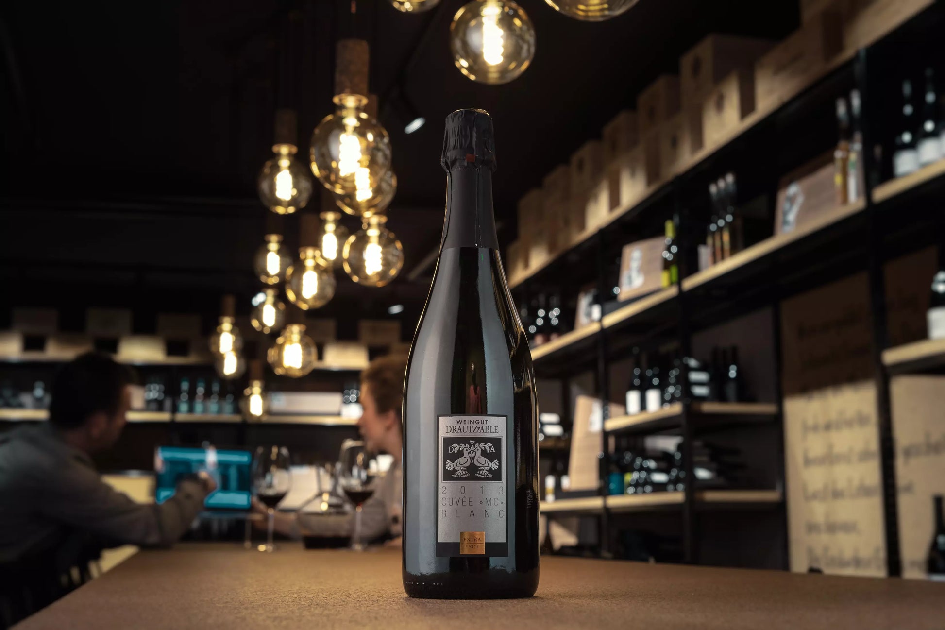 Cuvée MC Blanc vom Weingut Drautz-Able in der Vinothek Hauser auf dem Tisch.