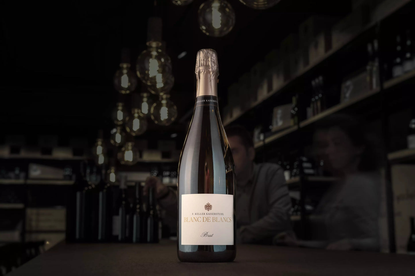 Blanc de Blancs Brut vom Weingut Franz Keller Schwarzer Adler auf dem Tisch in der dunklen Vinothek Hauser.