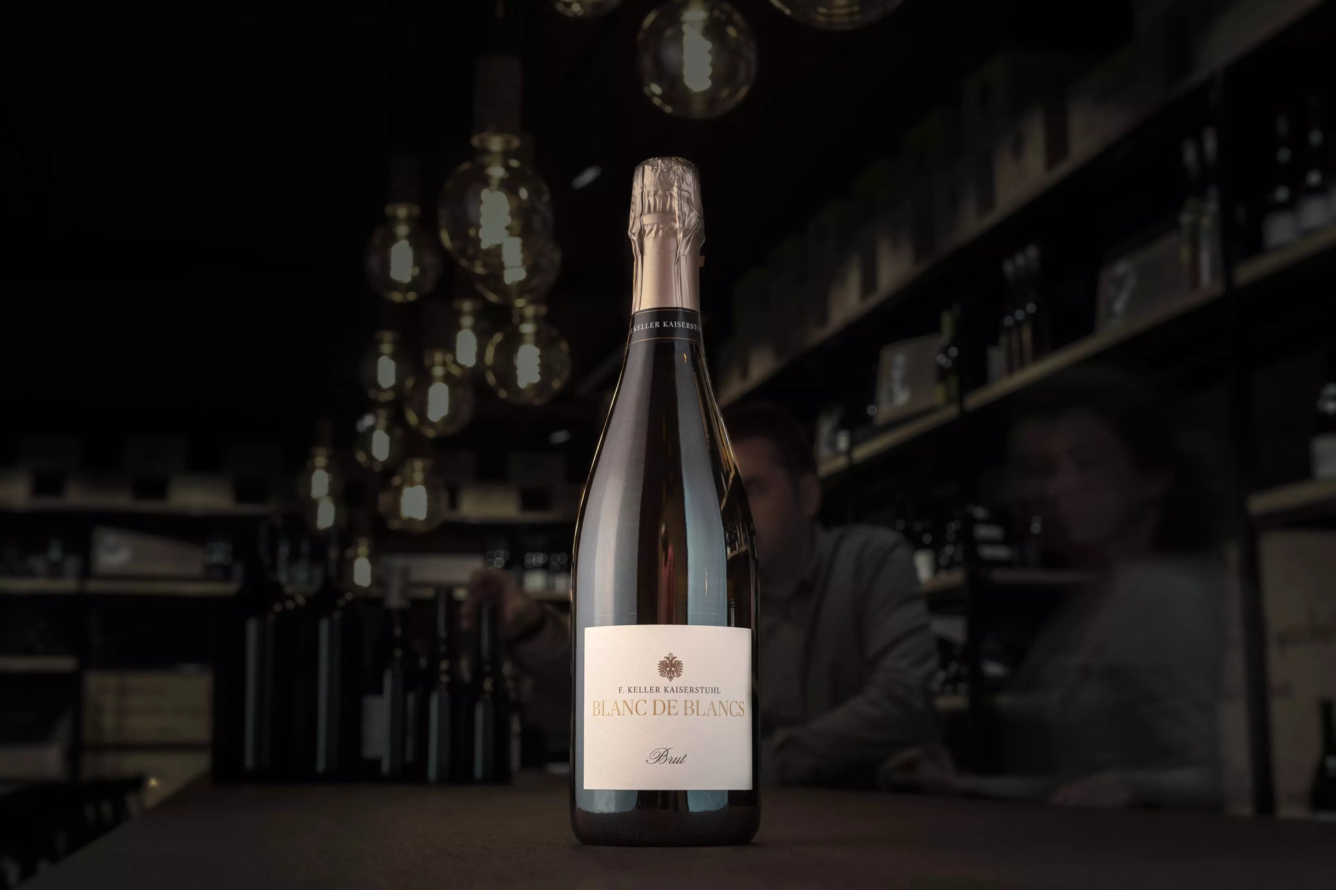 Blanc de Blancs Brut vom Weingut Franz Keller Schwarzer Adler auf dem Tisch in der dunklen Vinothek Hauser.