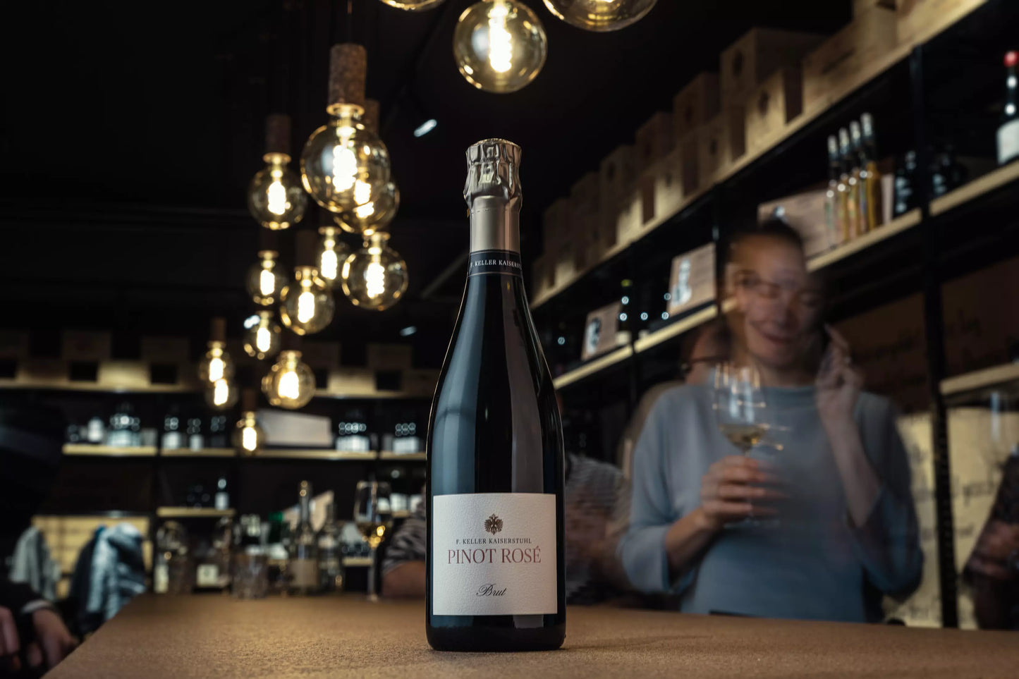 Pinot Rosé Brut vom Weingut Franz Keller Schwarzer Adler auf dem Tisch in der Vinothek Hauser.