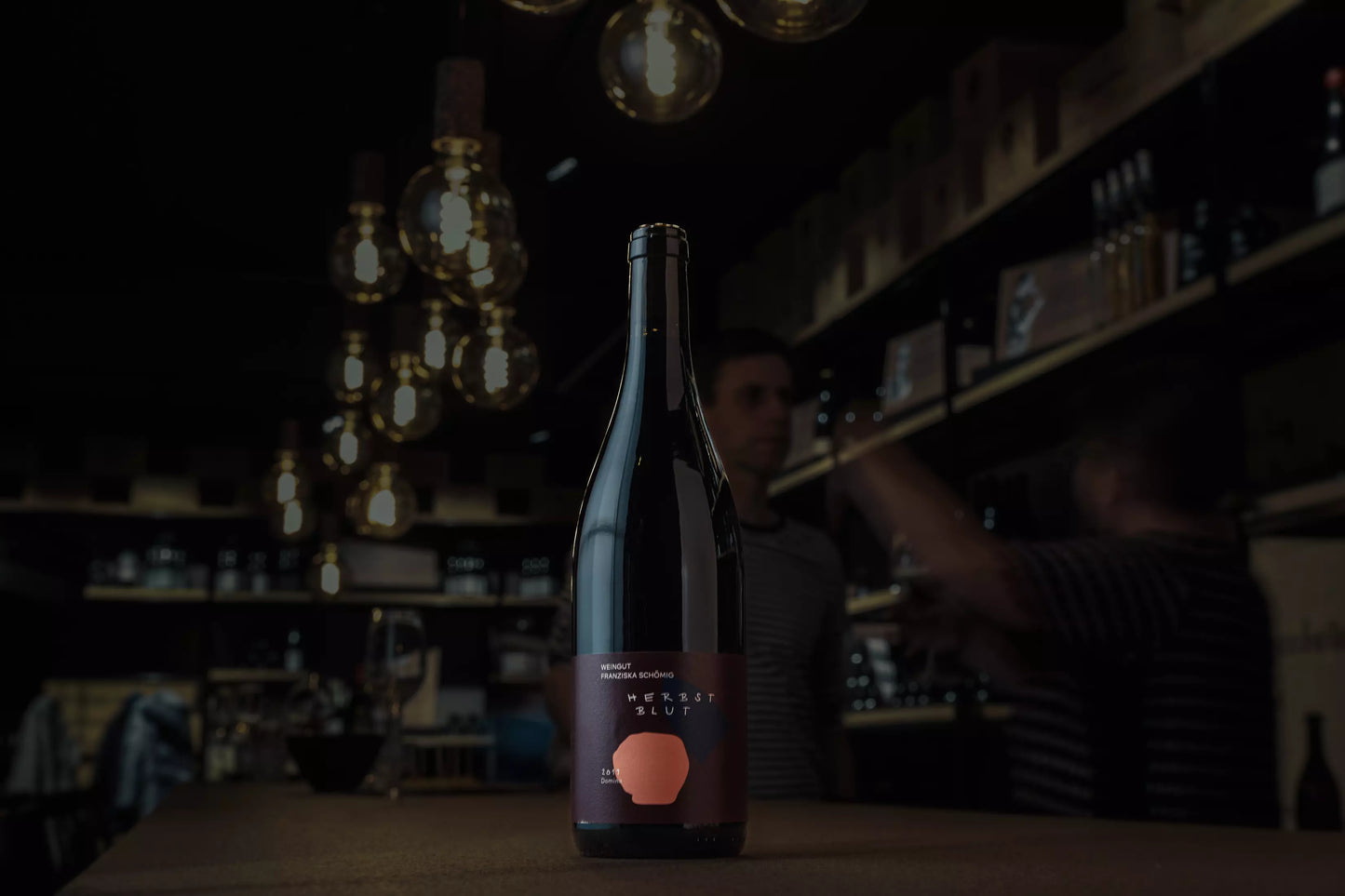 Domina Herbstblut vom Weingut Franziska Schömig auf dem Tisch in der dunklen Vinothek Hauser.