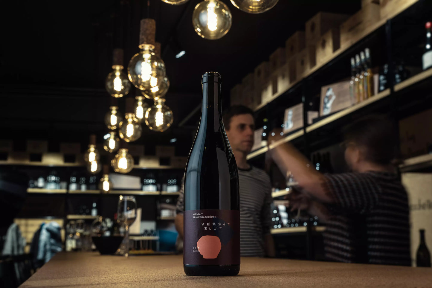 Domina Herbstblut vom Weingut Franziska Schömig auf dem Tisch in der Vinothek Hauser.