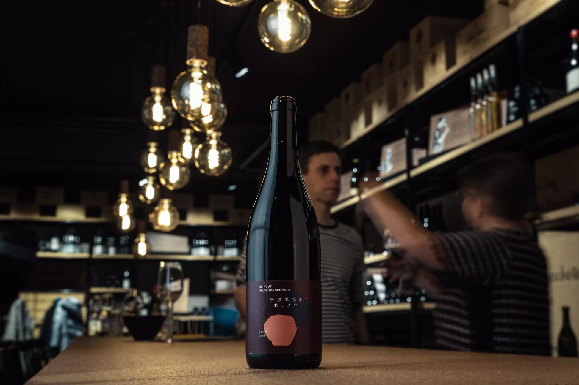 Domina Herbstblut vom Weingut Franziska Schömig auf dem Tisch in der Vinothek Hauser.