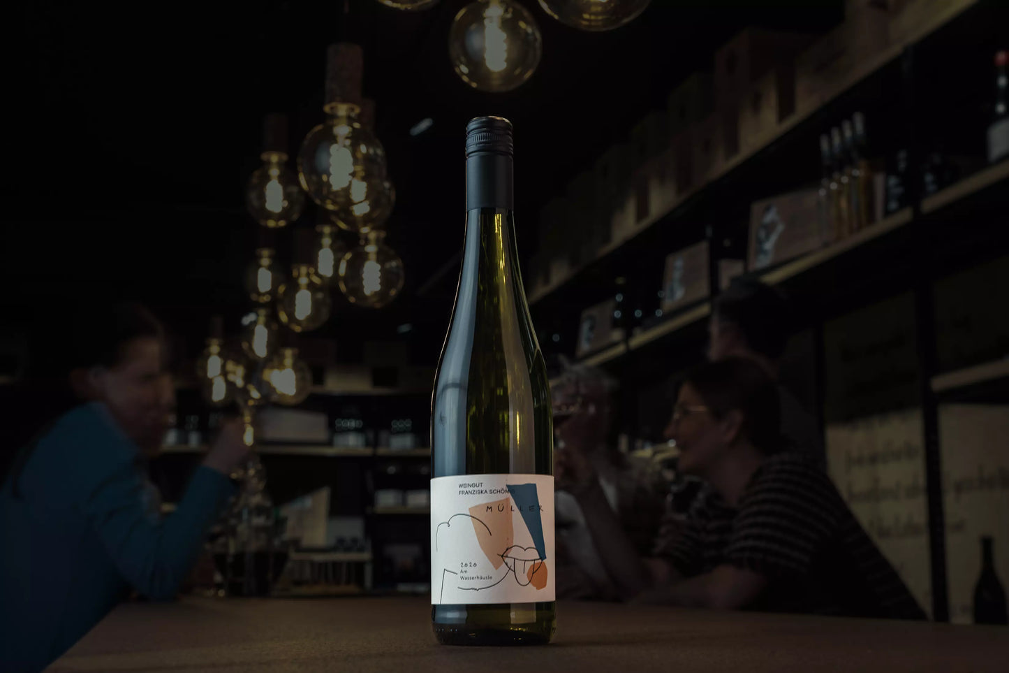 Müller am Wasserhäusle vom Weingut Franziska Schömig in der dunklen Vinothek Hauser auf dem Tisch.