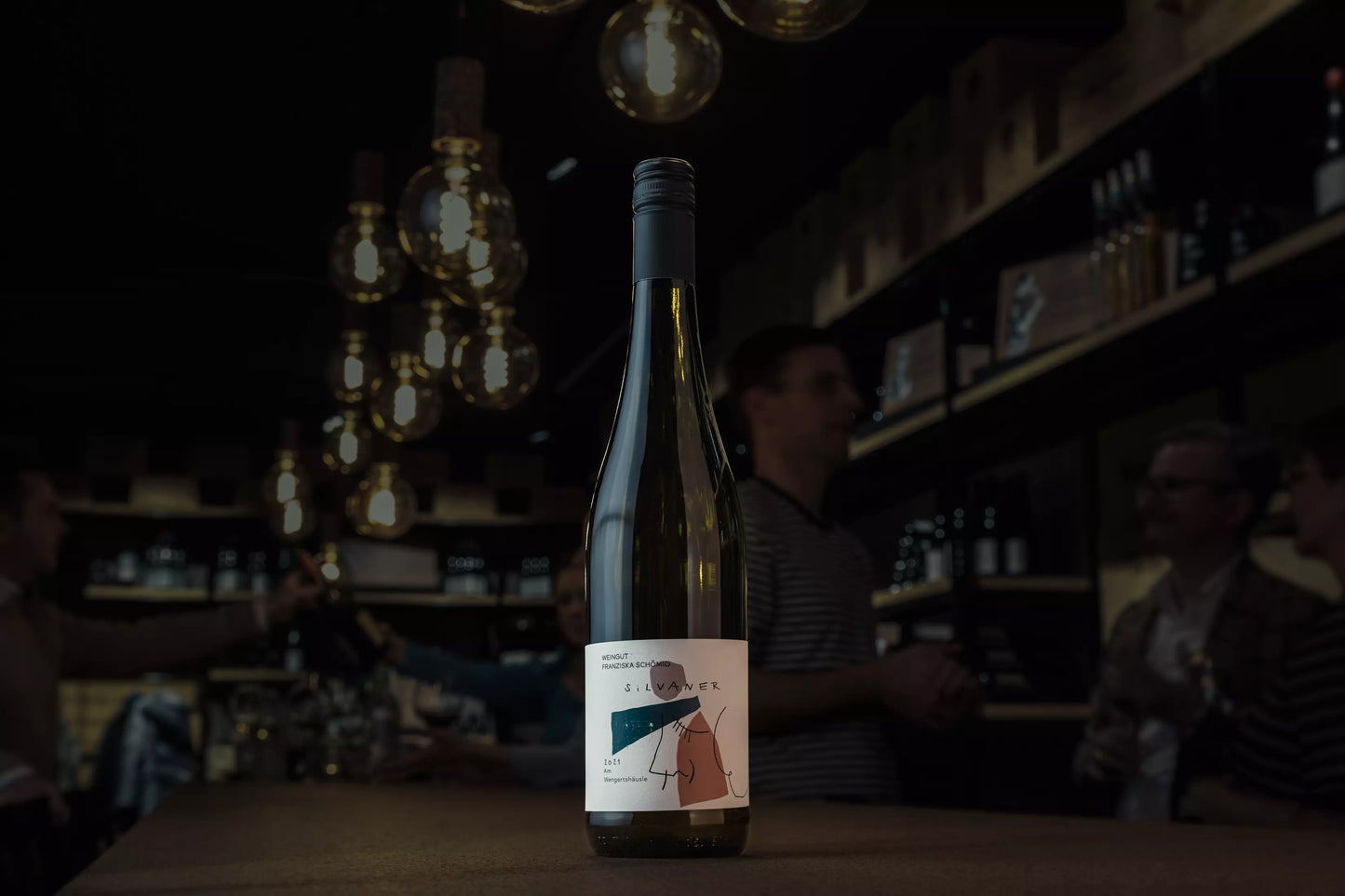 Silvaner am Wengertshäusle vom Weingut Franziska Schömig in der dunklen Vinothek Hauser auf dem Tisch.