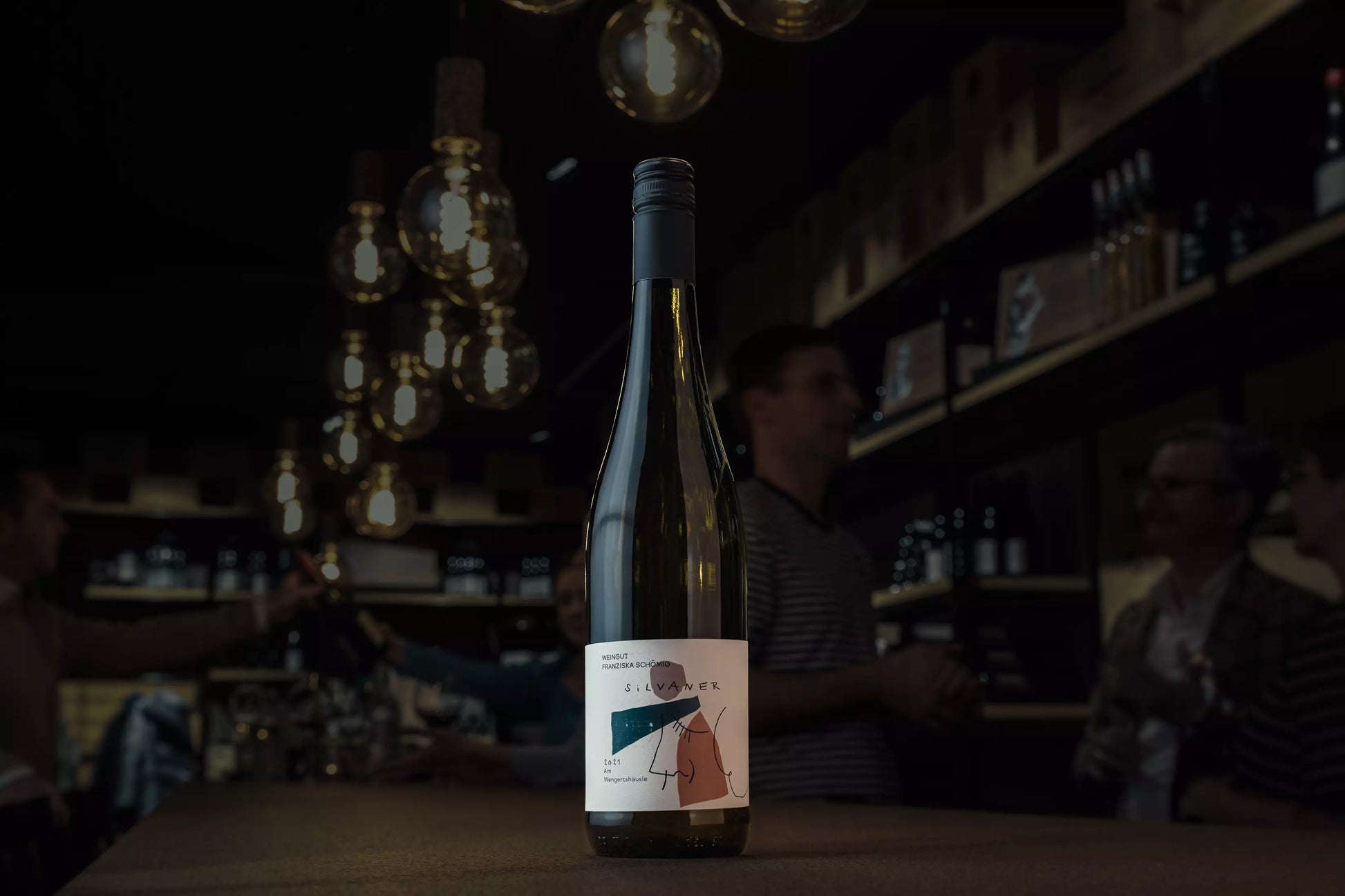 Silvaner am Wengertshäusle vom Weingut Franziska Schömig in der dunklen Vinothek Hauser auf dem Tisch.