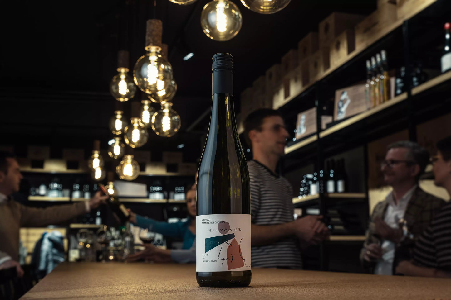 Silvaner am Wengertshäusle vom Weingut Franziska Schömig auf dem Tisch in der Vinothek Hauser.