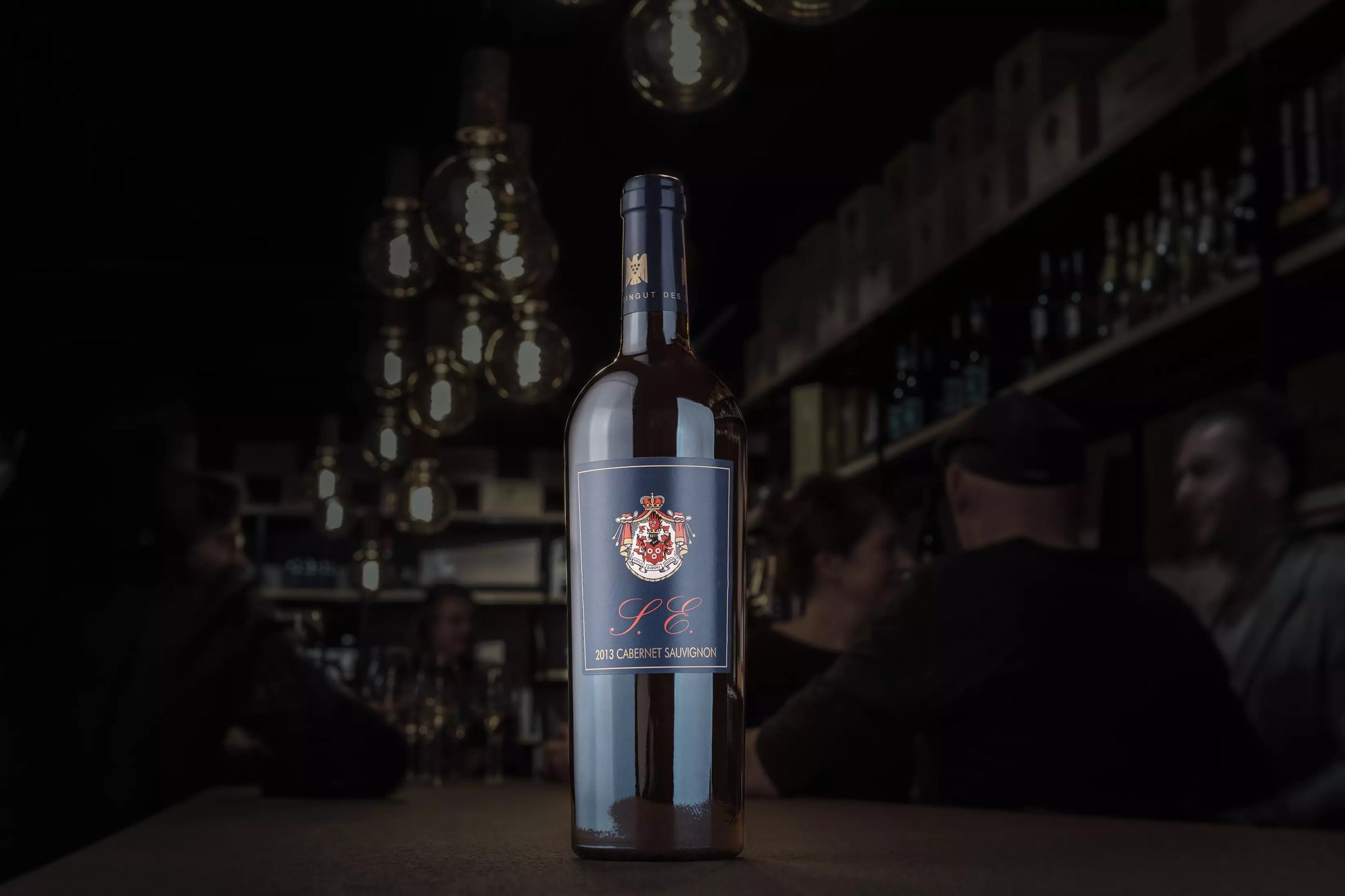 Cabernet Sauvignon S.E. vom Weingut Graf Neipperg auf dem Tisch in der dunklen Vinothek Hauser.