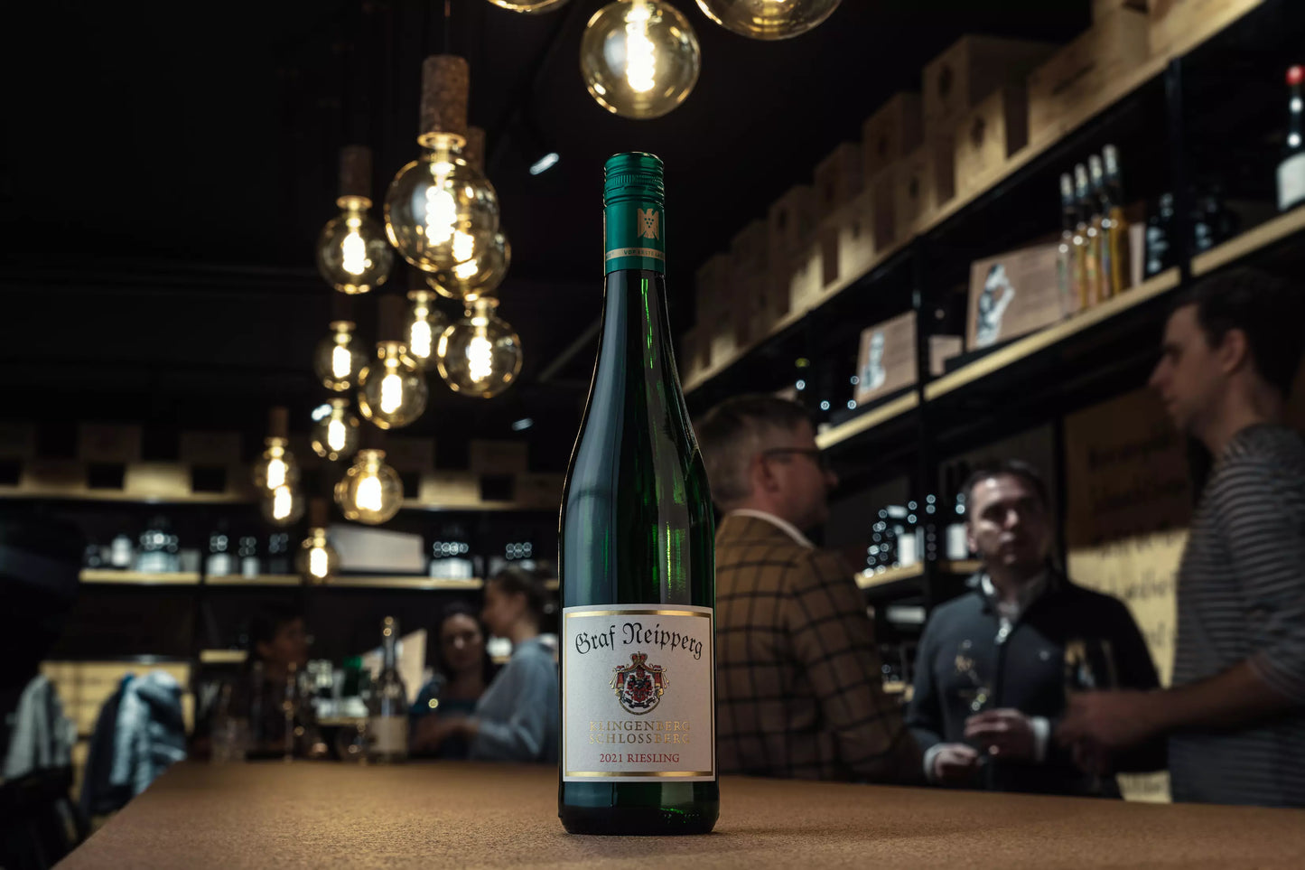 Klingenberger Schlossberg Riesling VDP.Erste Lage vom Weingut Graf Neipperg auf dem Tisch in der Vinothek Hauser.