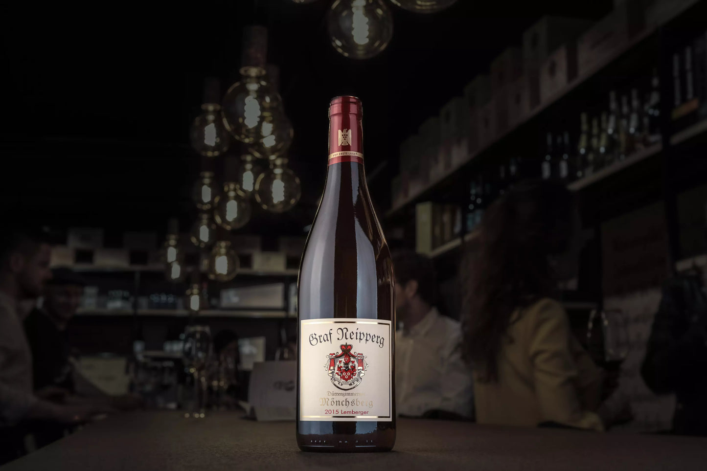 Dürrenzimmerner Mönchsberg Lemberger VDP.Erste Lage vom Weingut Graf Neipperg präsentiert im Fokus auf dem Tisch in der Vinothek Hauser.