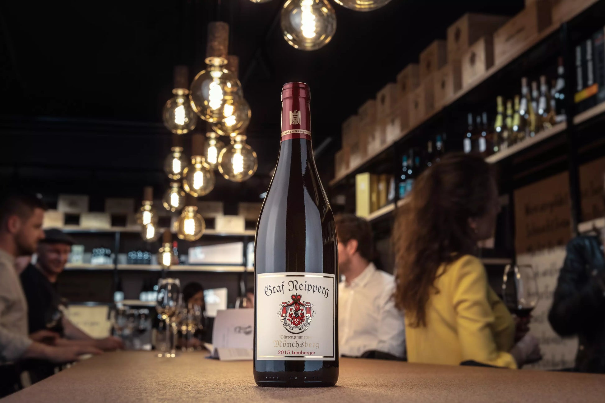 Dürrenzimmerner Mönchsberg Lemberger VDP.Erste Lage vom Weingut Graf Neipperg auf dem Tisch in der Vinothek Hauser.