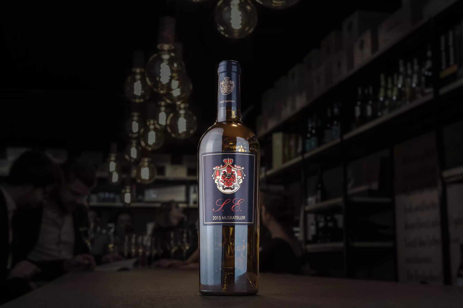 Muskateller S.E. vom Weingut Graf Neipperg in der dunklen Vinothek Hauser präsentiert auf dem Tisch.