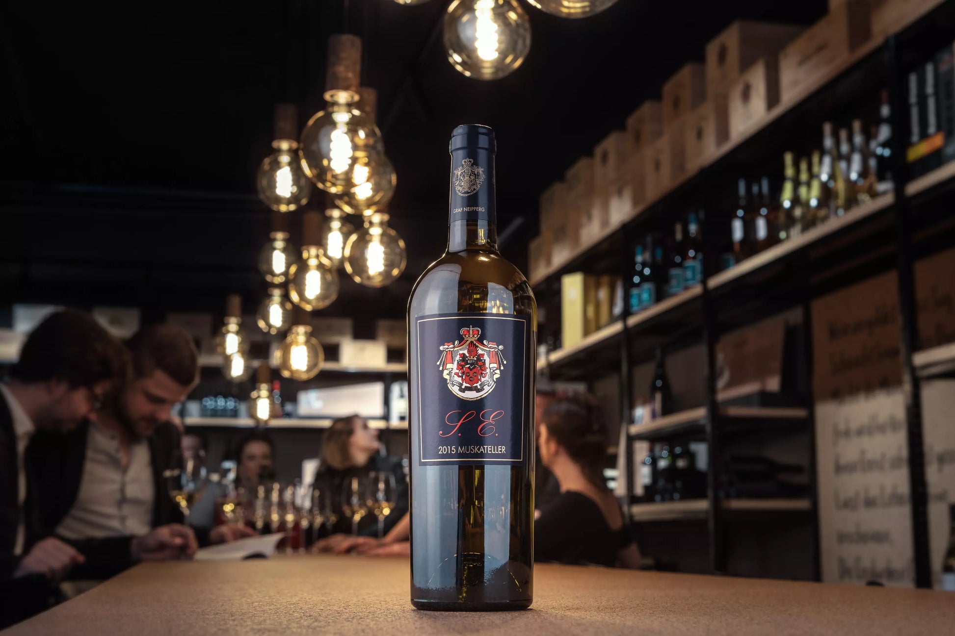 Flasche Muskateller S.E. vom Weingut Graf Neipperg auf dem Tisch in der Vinothek Hauser.