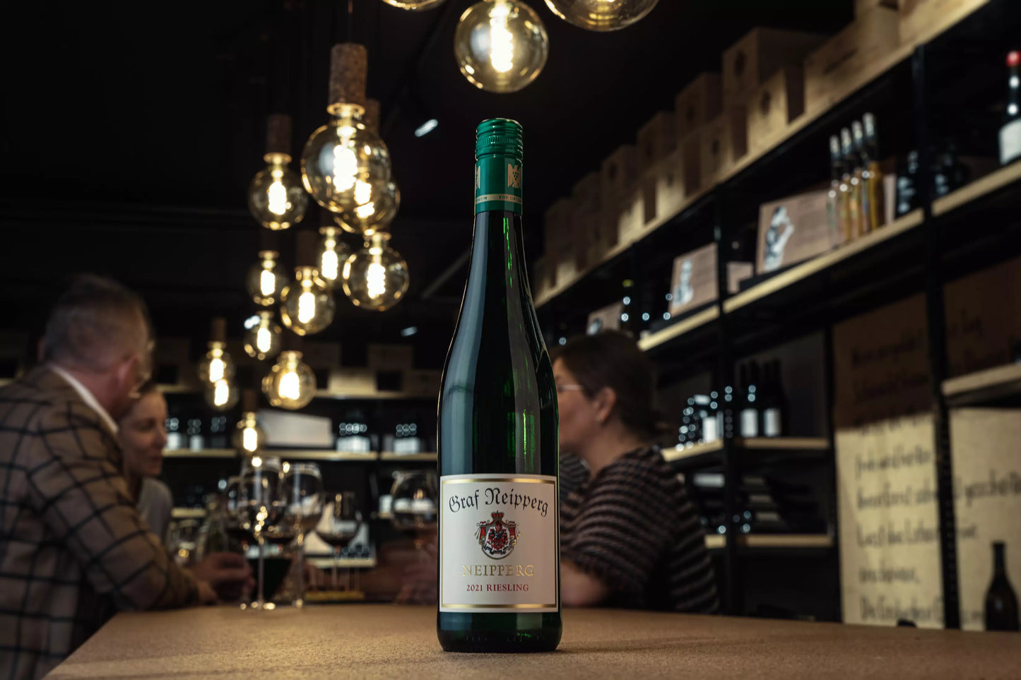 Neipperg Riesling VDP.Ortswein vom Weingut Graf Neipperg auf dem Tisch in der Vinothek Hauser.