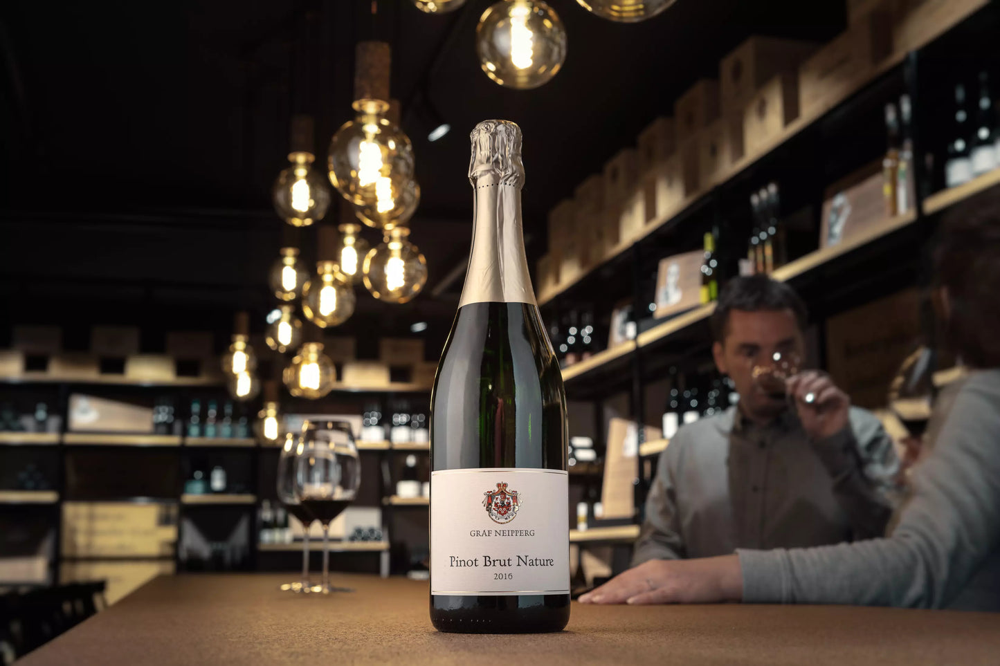 Pinot Brut Nature vom Weingut Graf Neipperg auf dem Tisch in der Vinothek Hauser.