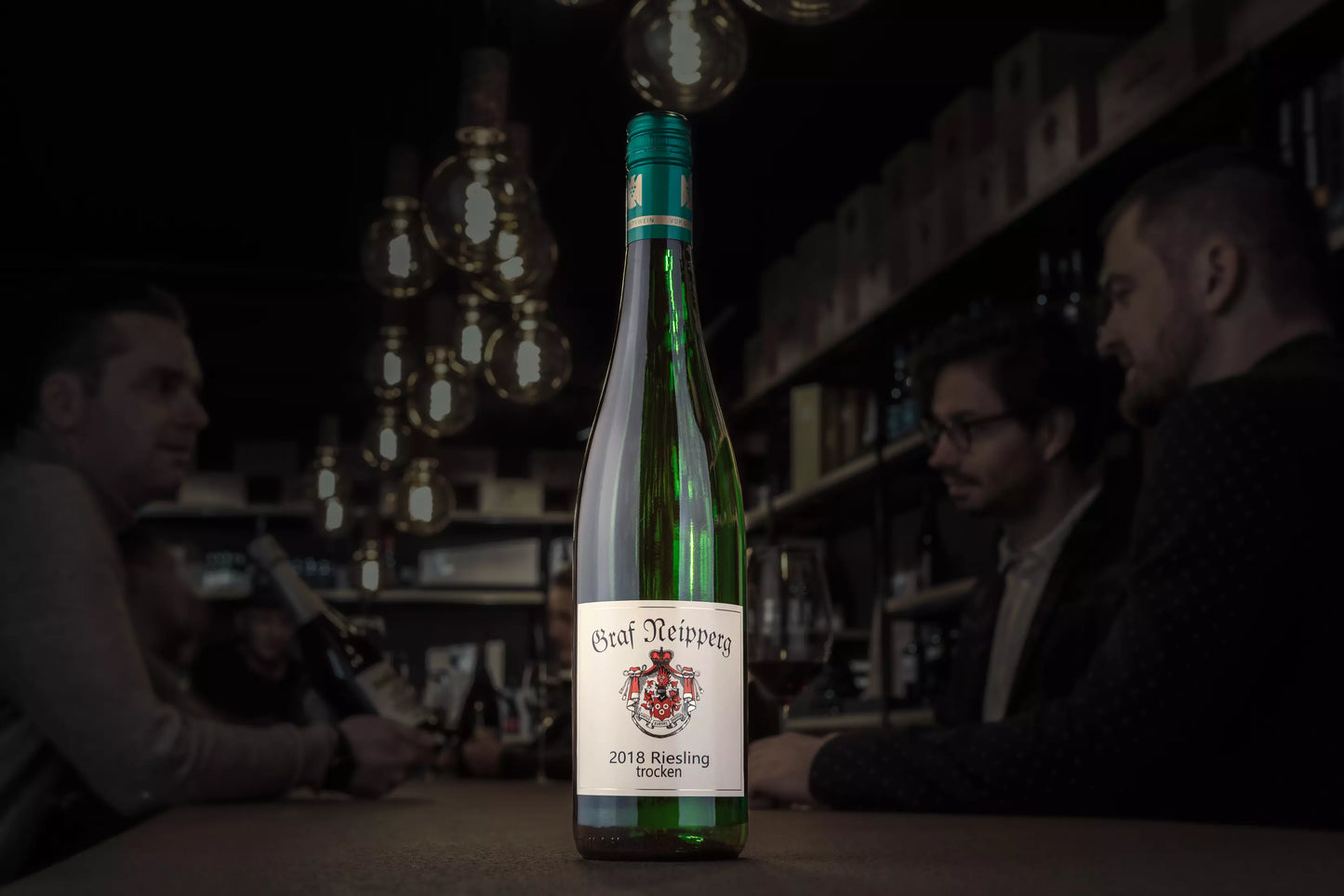Riesling VDP.Gutswein vom Weingut Graf Neipperg auf dem Tisch in der dunklen Vinothek Hauser.