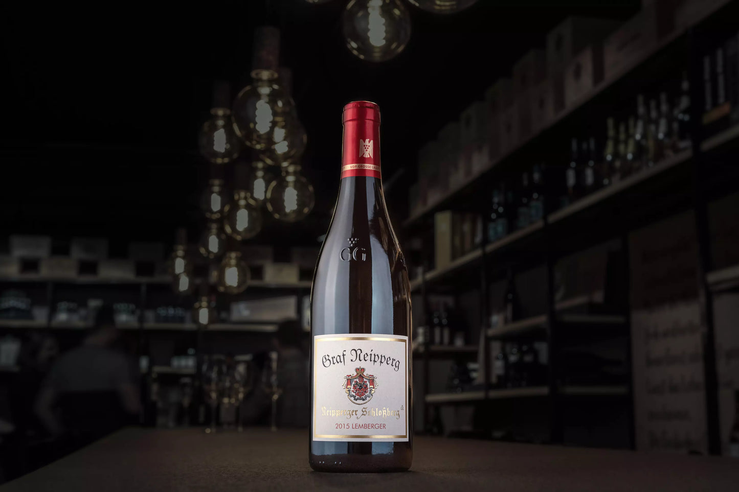 Neipperger Schlossberg Lemberger VDP.Grosses Gewächs vom Weingut Graf Neipperg auf dem Tisch in der dunklen Vinothek Hauser.