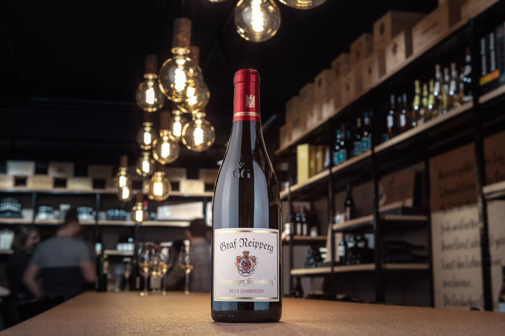 Vinothek Hauser mit einer Flasche Neipperger Schlossberg Lemberger VDP.Grosses Gewächs vom Weingut Graf Neipperg auf dem Tisch.