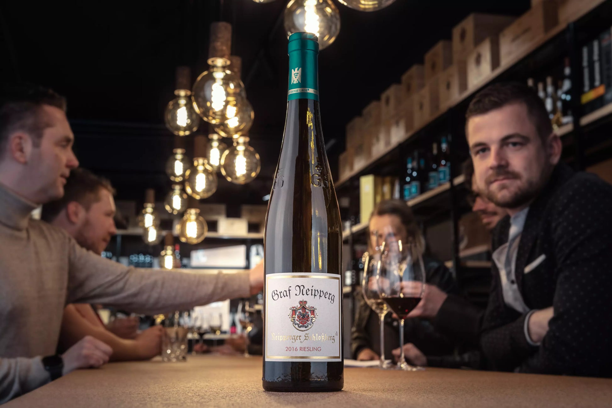 Neipperger Schlossberg Riesling VDP.Grosses Gewäschs vom Weingut Graf Neipperg auf dem Tisch in der Vinothek Hauser.