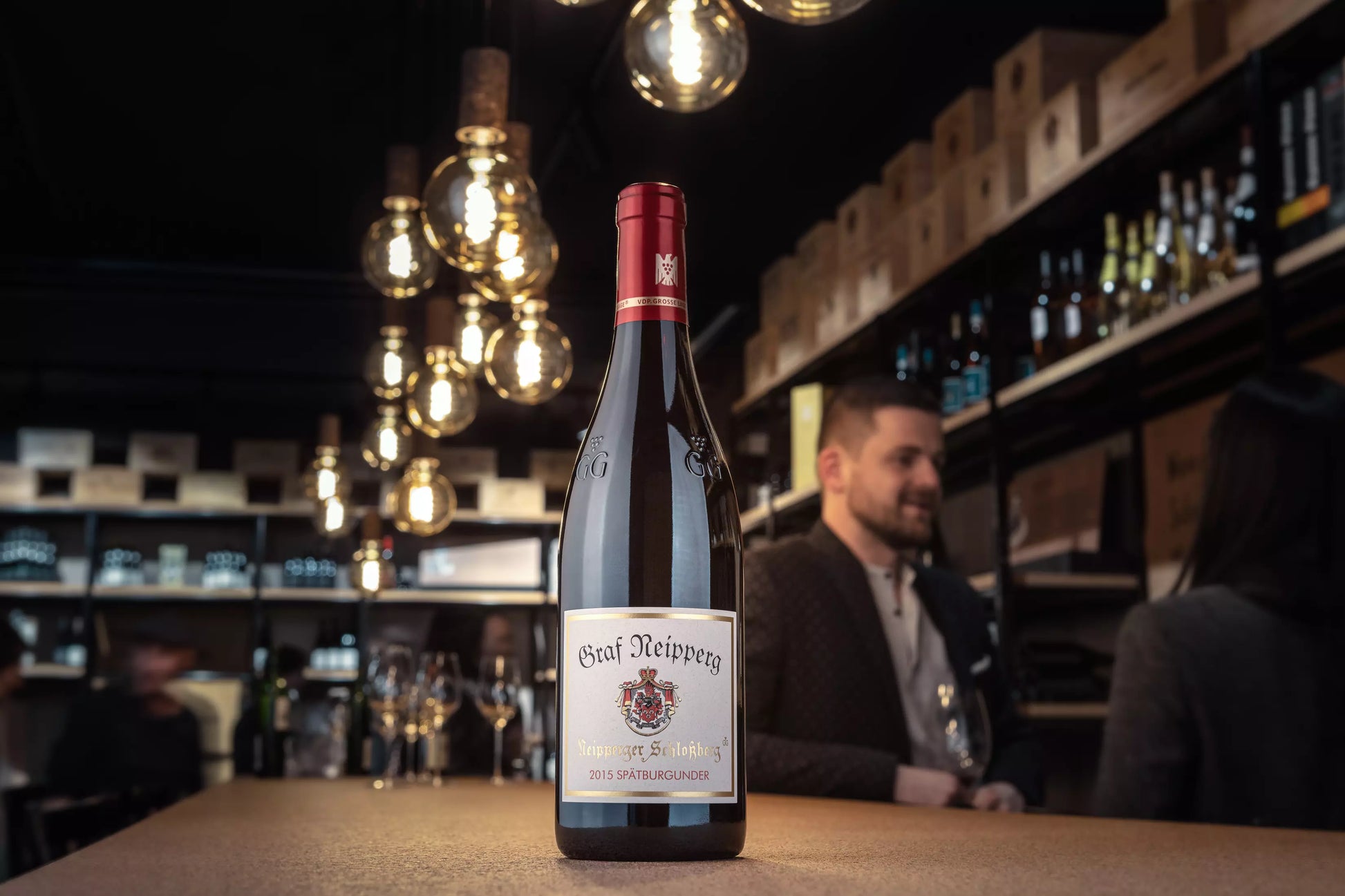 Neipperger Schlossberg VDP.Grosses Gewächs vom Weingut Graf Neipperg auf dem Tisch in der Vinothek Hauser.