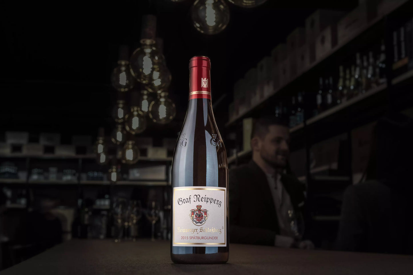 Neipperger Schlossberg Spätburgunder VDP.Grosses Gewächs vom Weingut Graf Neipperg in der dunklen Vinothek Hauser auf dem Tisch.