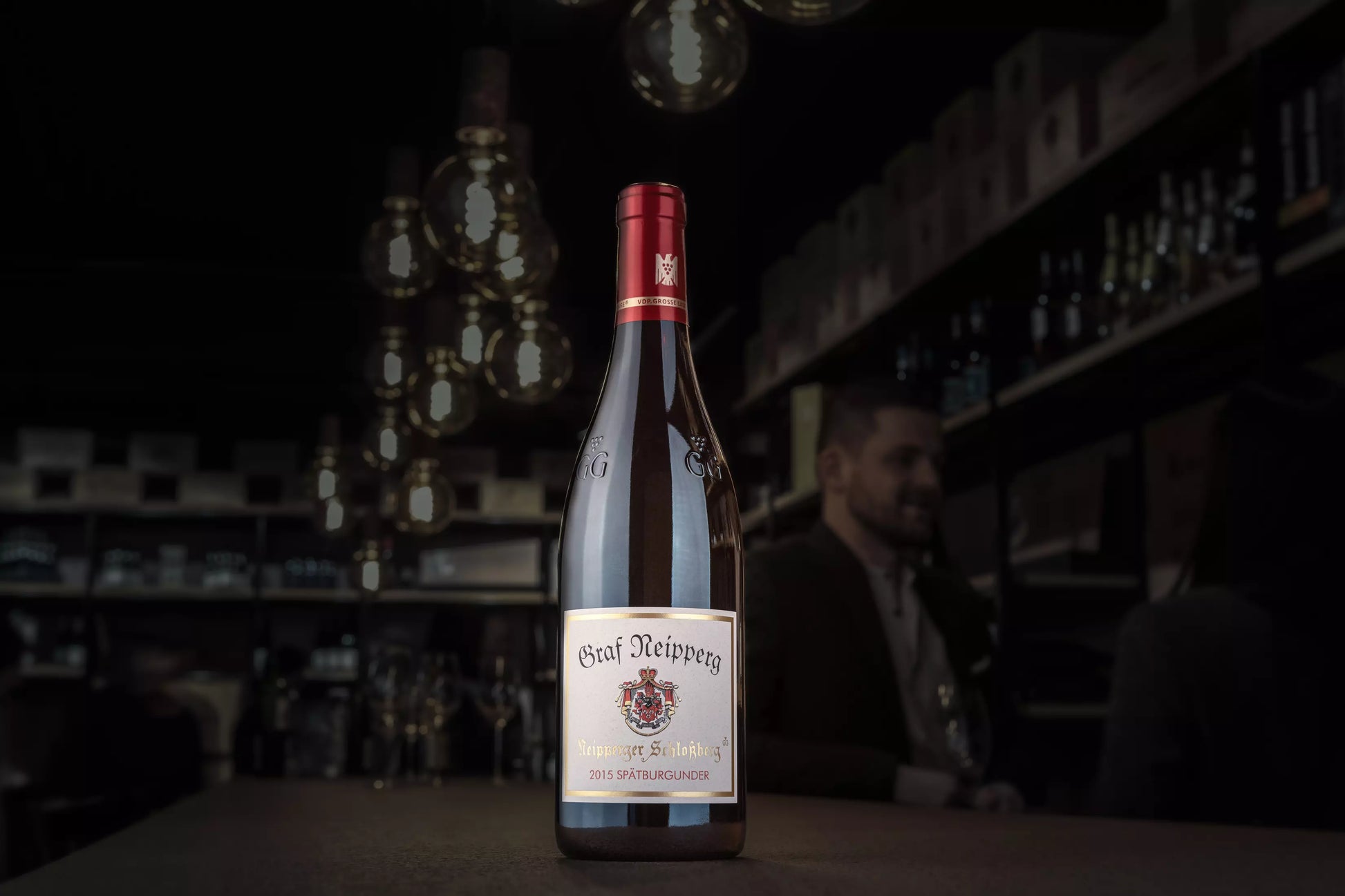 Neipperger Schlossberg Spätburgunder VDP.Grosses Gewächs vom Weingut Graf Neipperg in der dunklen Vinothek Hauser auf dem Tisch.