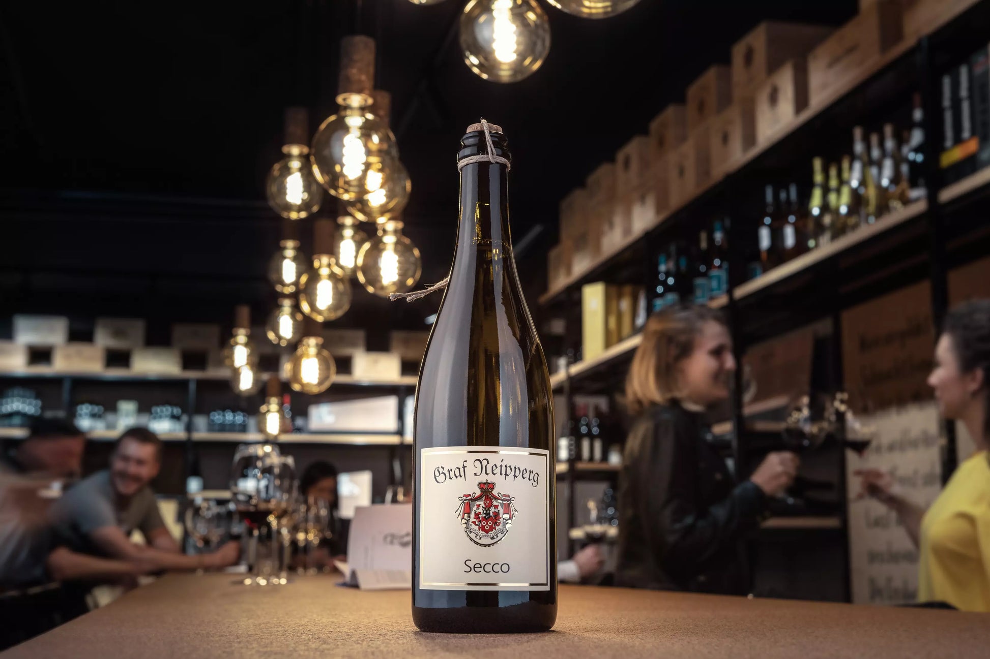 Secco vom Weingut Graf Neipperg auf dem Tisch in der Vinothek Hauser.