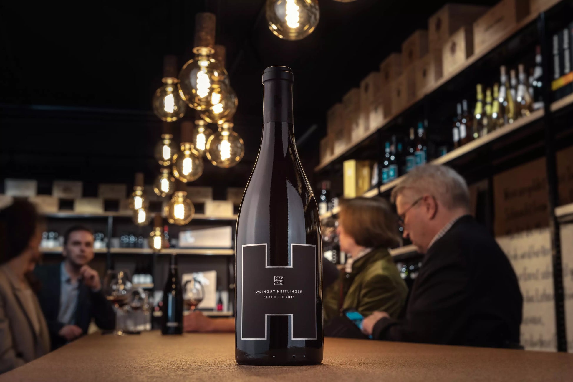 Black Tie vom Weingut Heitlinger in der Vinothek Hauser auf dem Tisch.