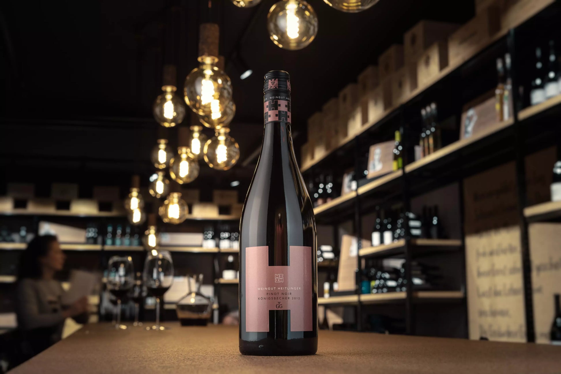 Königsbecher Pinot Noir VDP.GG vom Weingut Heitlinger auf dem Tisch in der Vinothek Hauser.