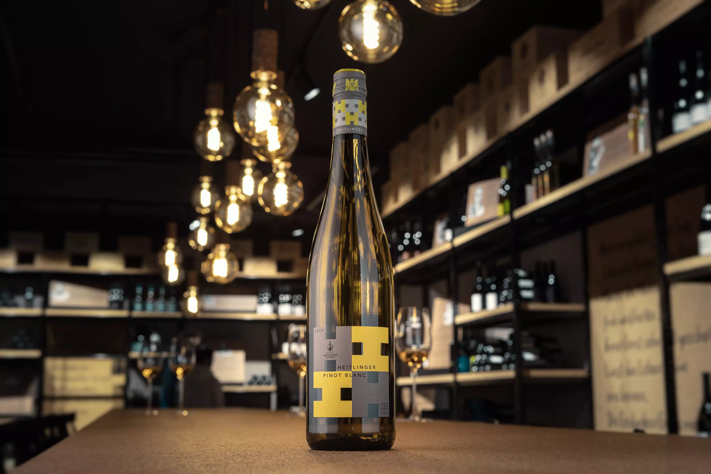 Flasche Pinot Blanc VDP.Gutswein vom Weingut Heitlinger auf dem Tisch in der Vinothek Hauser.