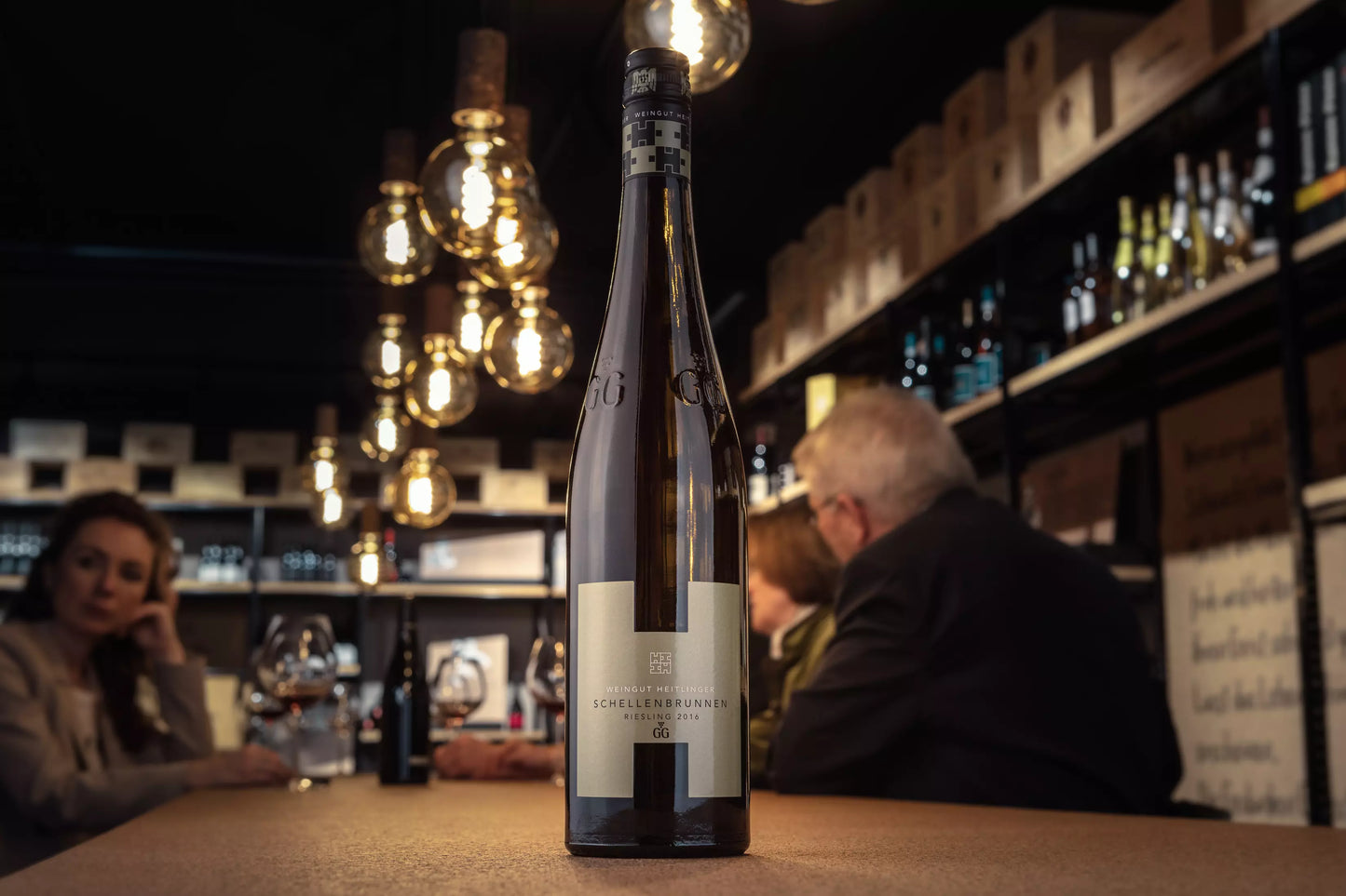 Schellenbrunnen Riesling VDP.GG vom Weingut Heitlinger auf dem Tisch in der Vinothek Hauser.