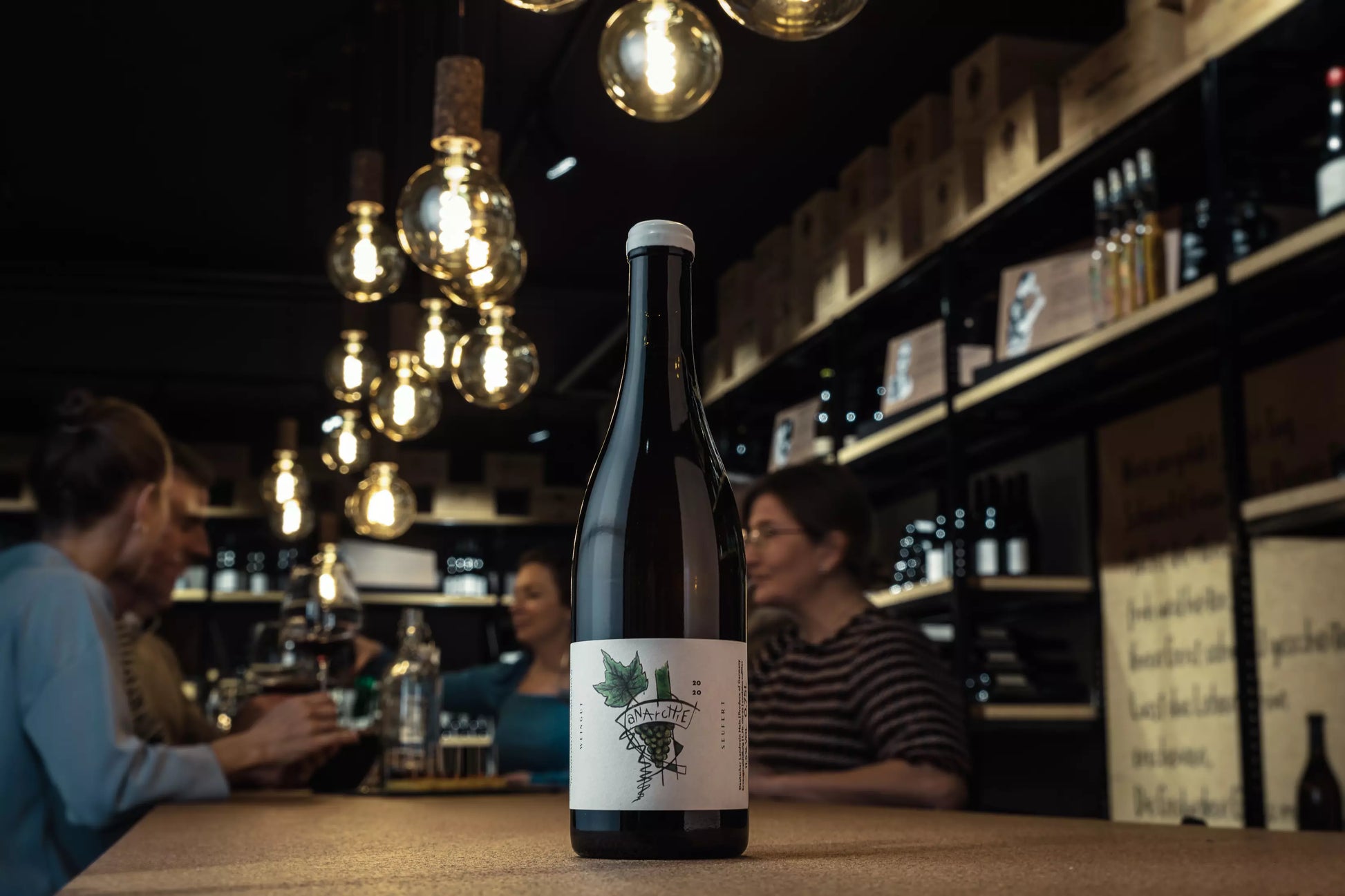 Anarchie Silvaner vom Weingut Laura Seufert auf dem Tisch in der Vinothek Hauser.