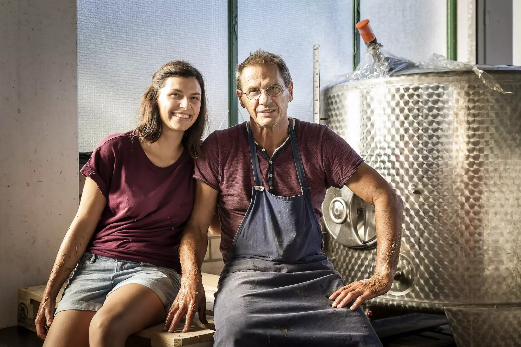 Poartrait von Laura Seufert und ihrem Vater im Keller beim Weingut Laura Seufert.