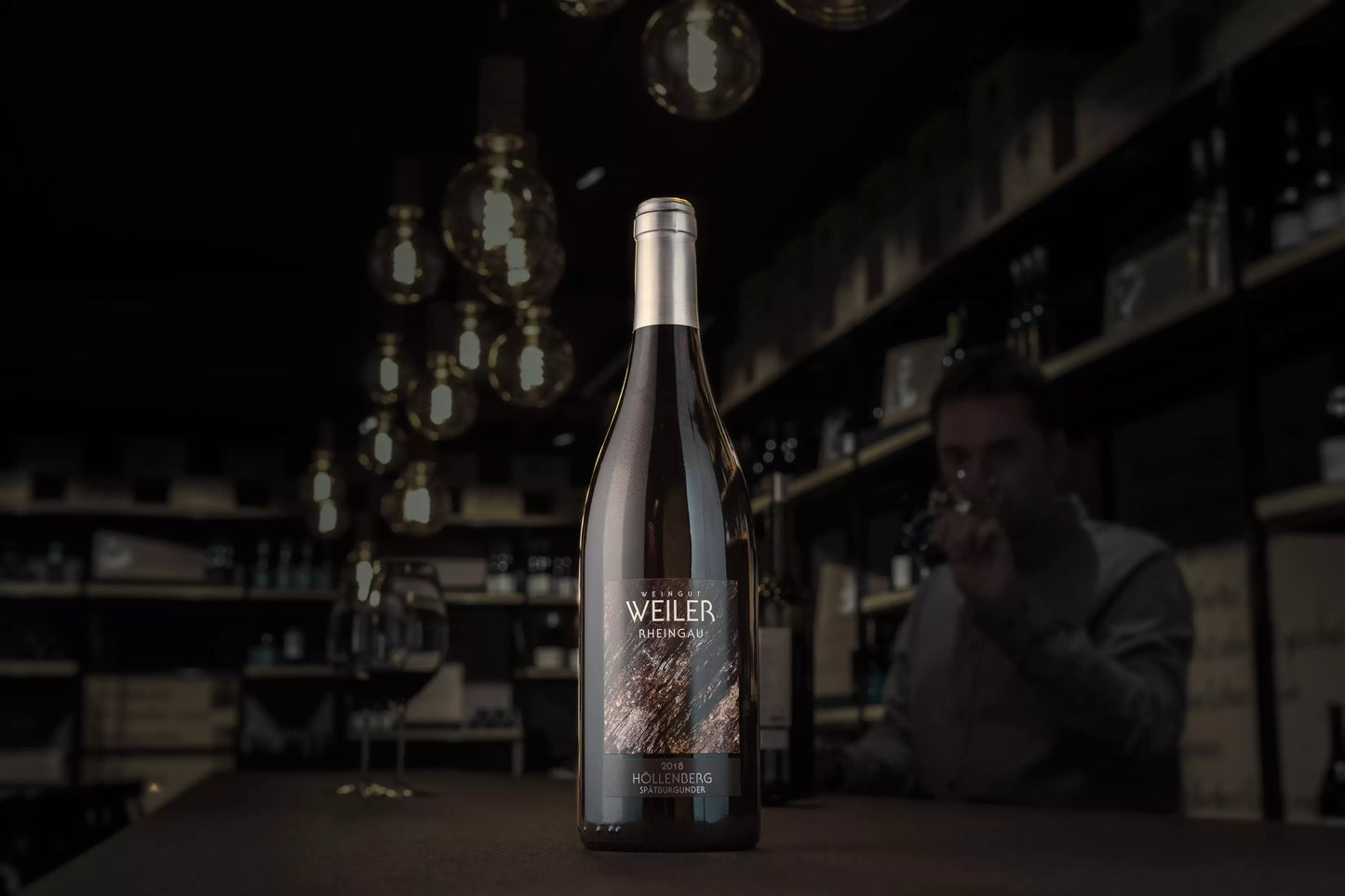 Dunkle Vinothek Hauser mit einer Flasche Assmannshäuser Höllenberg Spätburgunder auf dem Tisch.