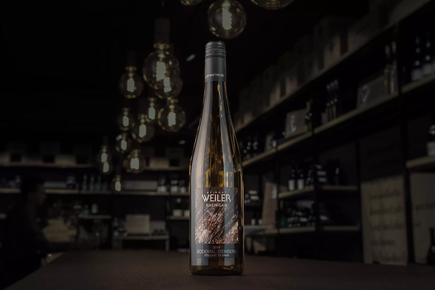 Bodental-Steinberg Rieslin Steillage 52 Grad in der dunklen Vinothek Hauser auf dem Tisch.