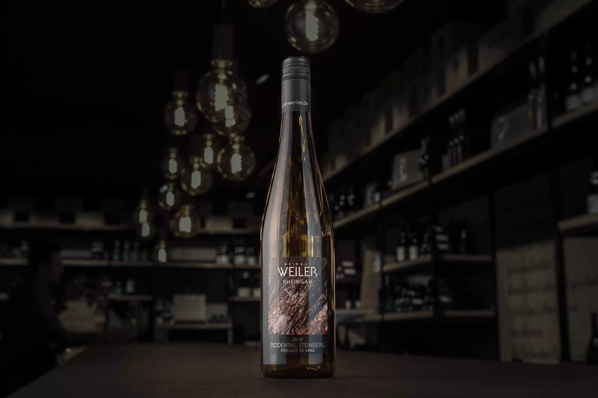 Bodental-Steinberg Rieslin Steillage 52 Grad in der dunklen Vinothek Hauser auf dem Tisch.
