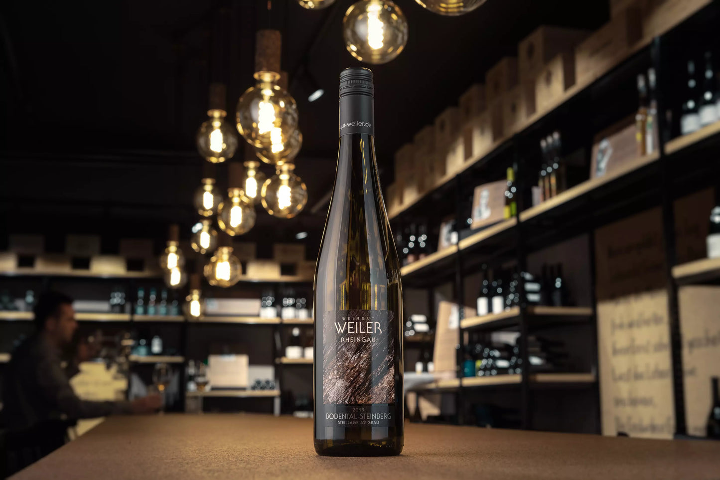 Flasche Bodental-Steinberg Riesling Steillage 52 Grad auf dem Tisch in der Vinothek Hauser.
