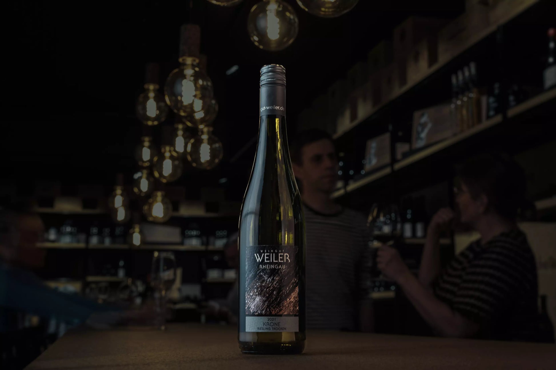 Lorcher Krone Riesling vom Weingut Weiler auf dem Tisch in der dunklen Vinothek Hauser.