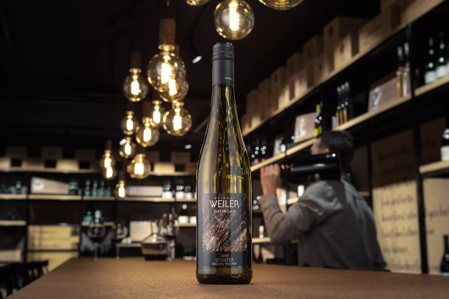Riesling Schiefer vom Weingut Weiler auf dem Tisch in der Vinothek Hauser.