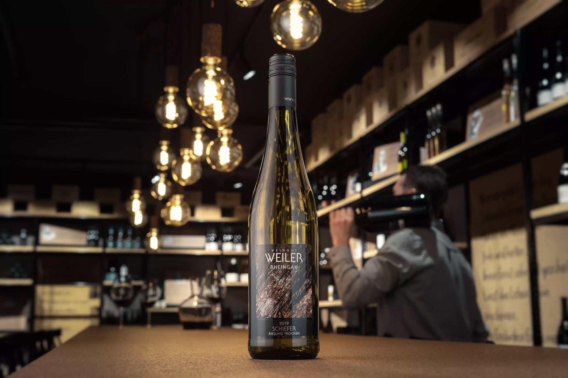 Riesling Schiefer vom Weingut Weiler auf dem Tisch in der Vinothek Hauser.