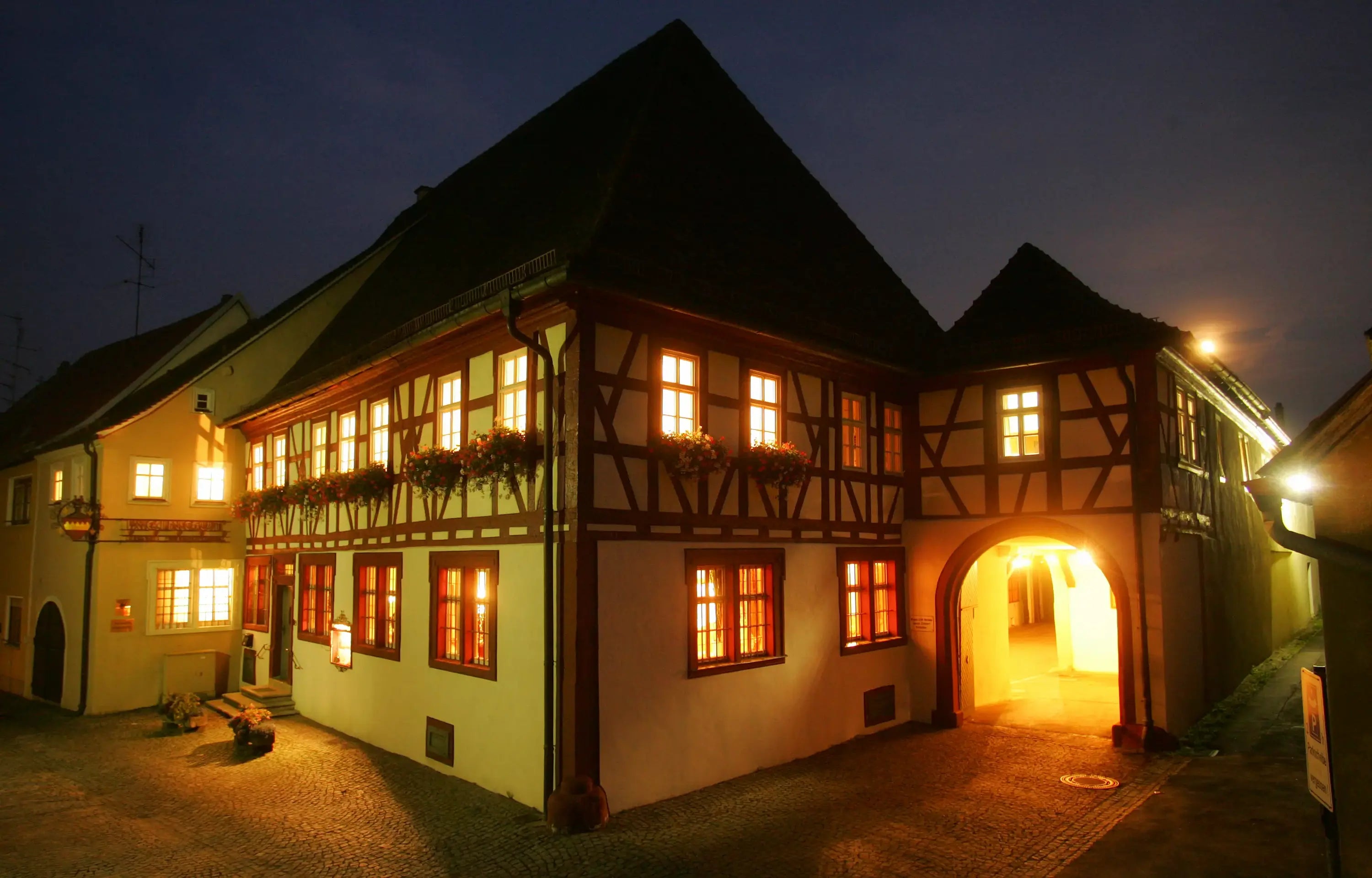 Aussenaufnahme vom Weingut Hans Wirsching in Franken am Abend.